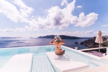 Frau in einem Whirlpool auf einem Balkon, einer Terrace