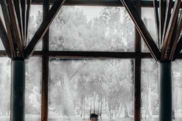 Mann während Winter und Schneefall in einem Haus in einem Whirlpool